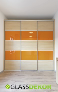 panele szklane z graficznymi ornamentami jako ozdoba drzwi do szafy
