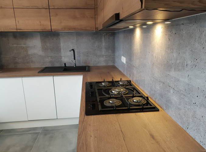 Panel szklany z teksturą betonu